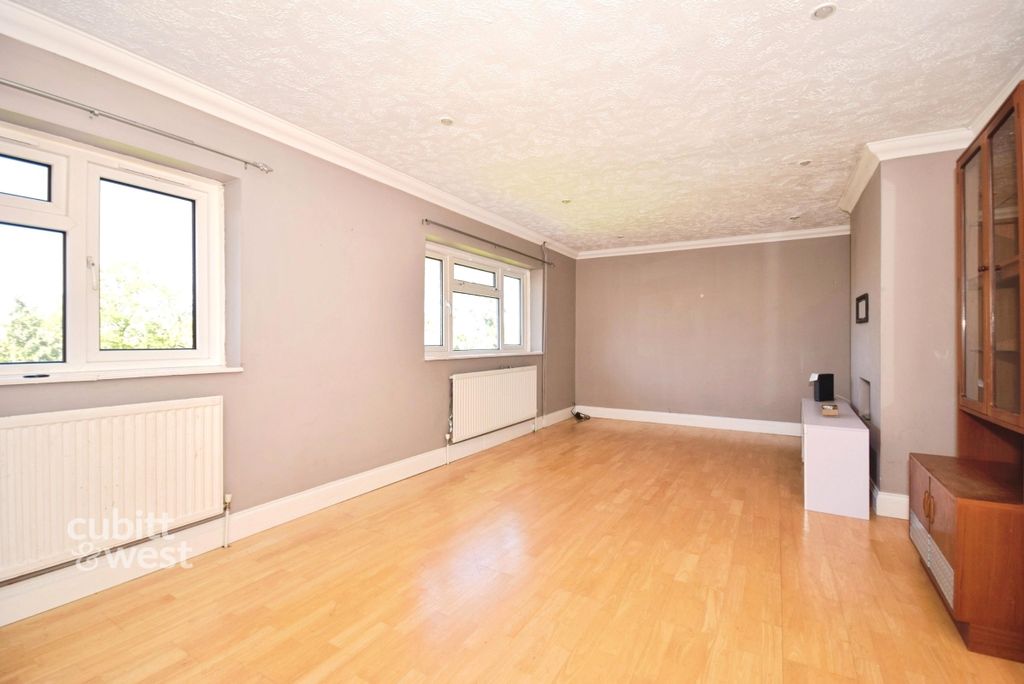 Property photo 2 of 19 Lounge