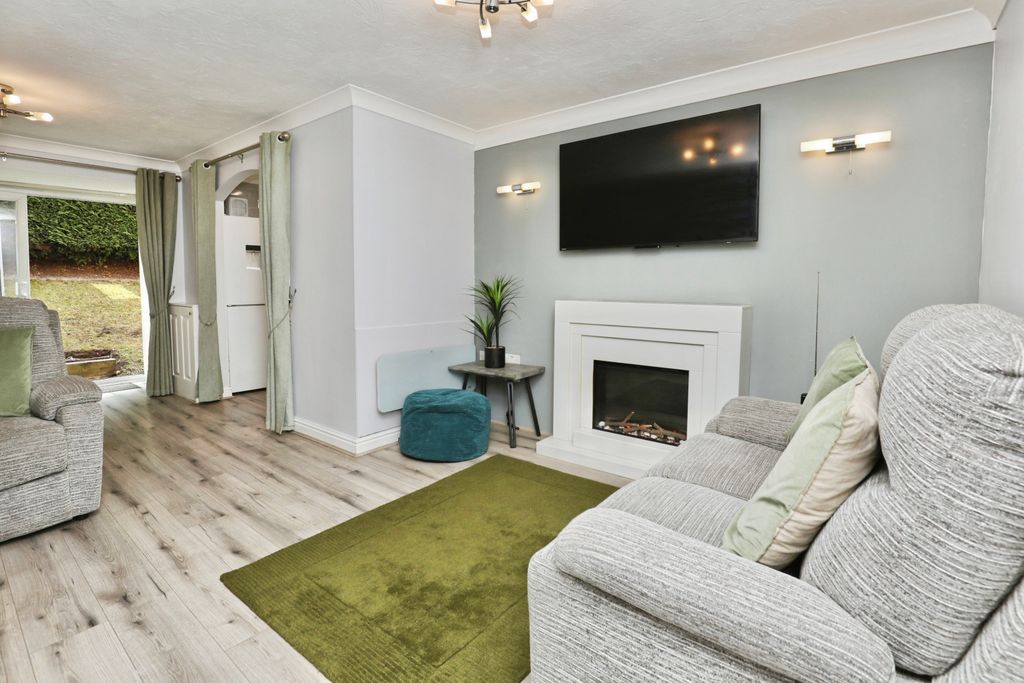Property photo 1 of 15 Living / Dining Room