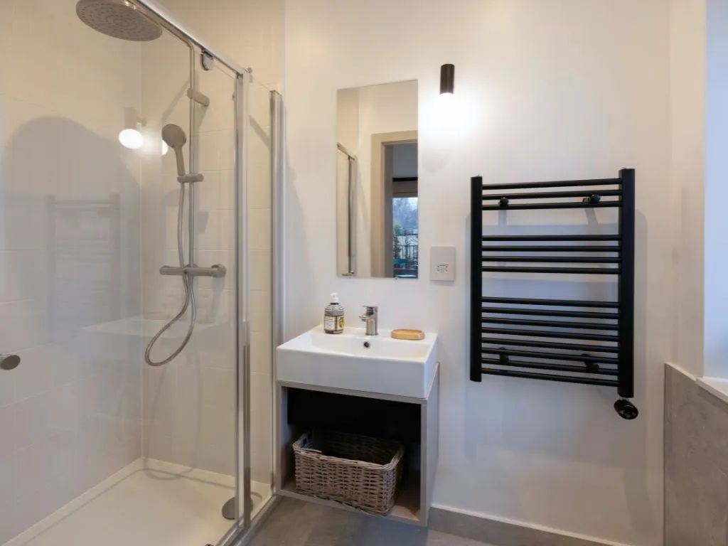 Property photo 3 of 17 En-Suite Room Shower Room