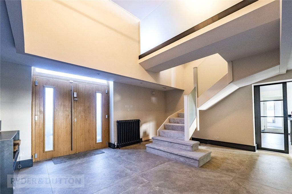 Property photo 3 of 28 Entrance Hall