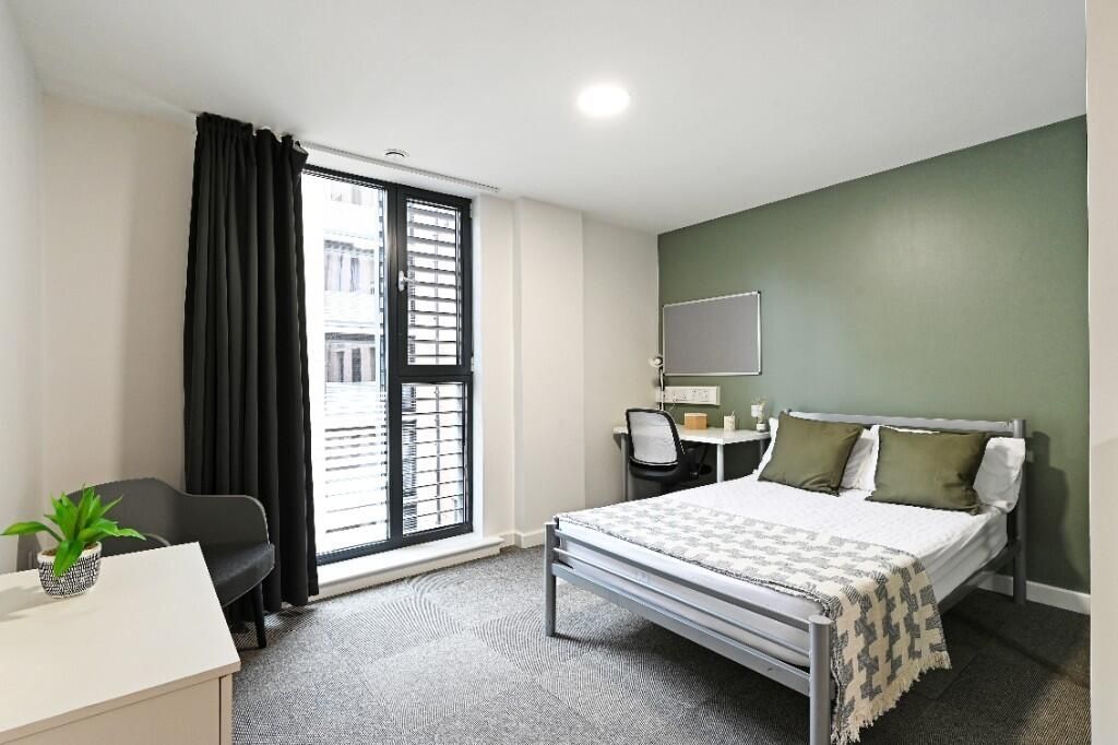 Property photo 3 of 10 A Modern Double Bedroom Featuring A Comfortable Do...