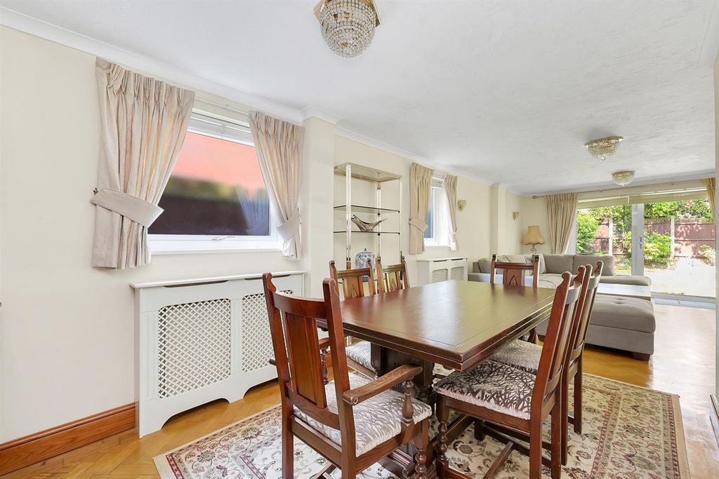 Property photo 3 of 18 Din1.Jpg