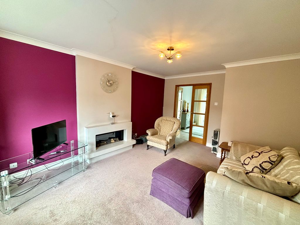 Property photo 3 of 15 Lounge