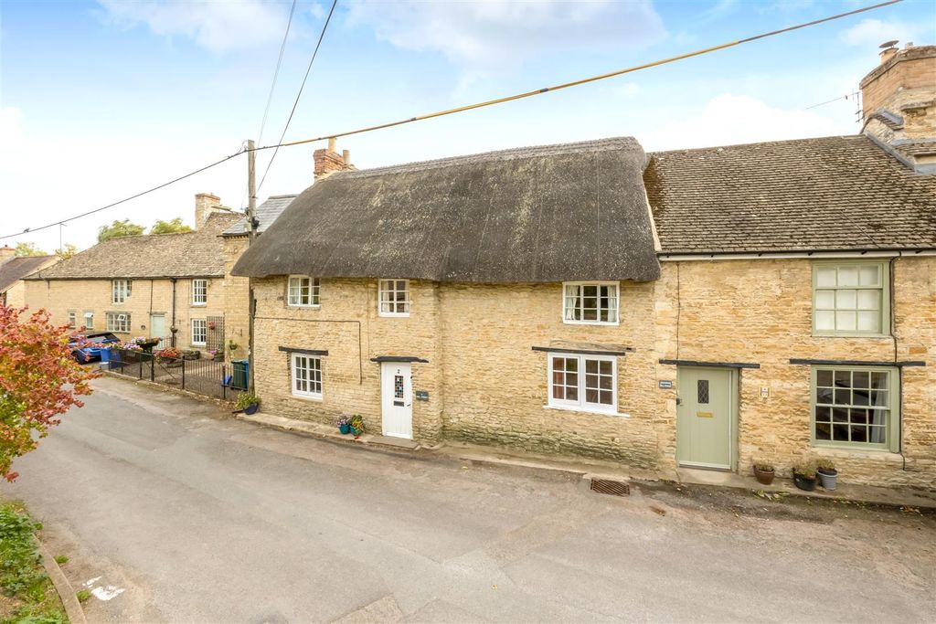 Property photo 1 of 17 Deliciously Pretty Traditional Cottage