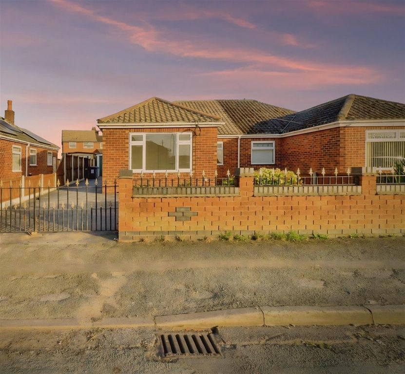 Property photo 1 of 25 14 Lingfield Dusk Shot.Jpg