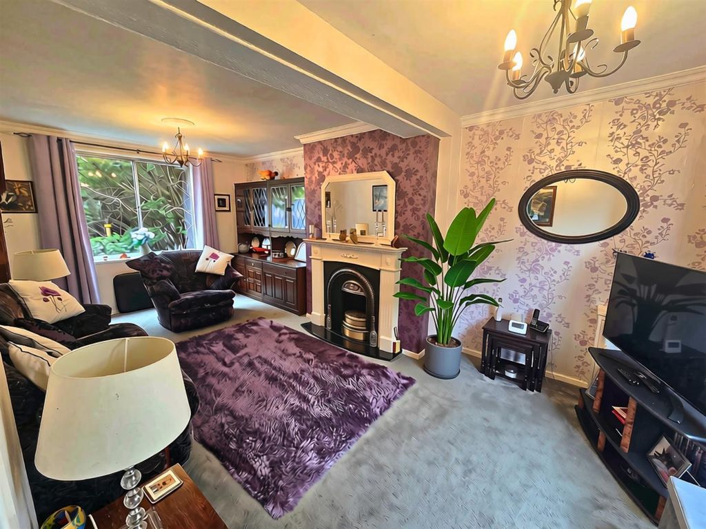 Property photo 3 of 12 Clumber Avenue - Lounge.Jpg