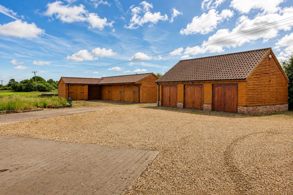 Property photo 3 of 27
