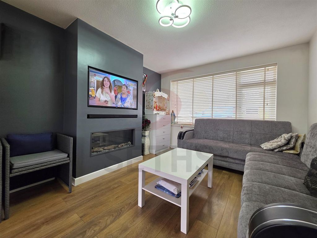 Property photo 3 of 13 Lounge
