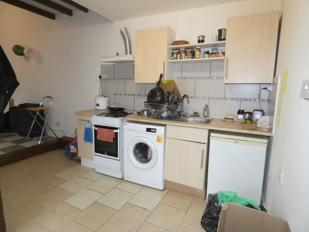 Property photo 2 of 6 Kitchen