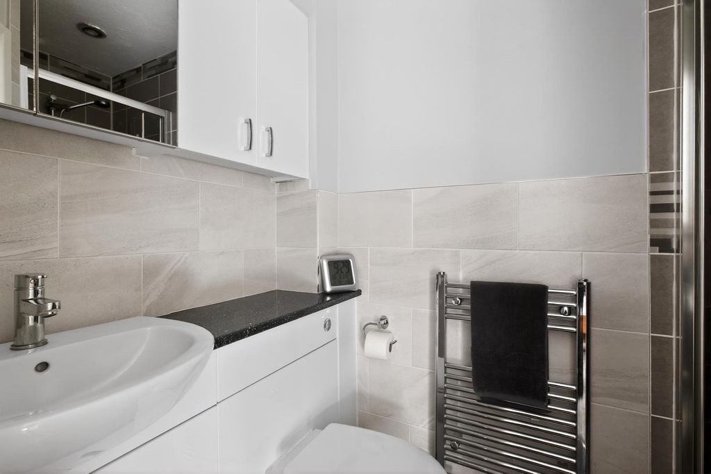 Property photo 3 of 17 Ensuite