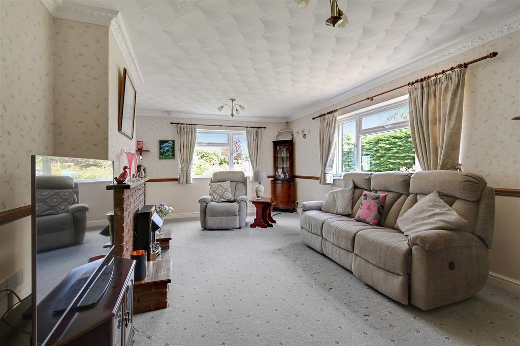 Property photo 2 of 22 Lounge