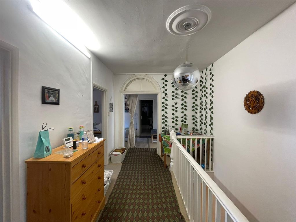 Property photo 2 of 9 Landing