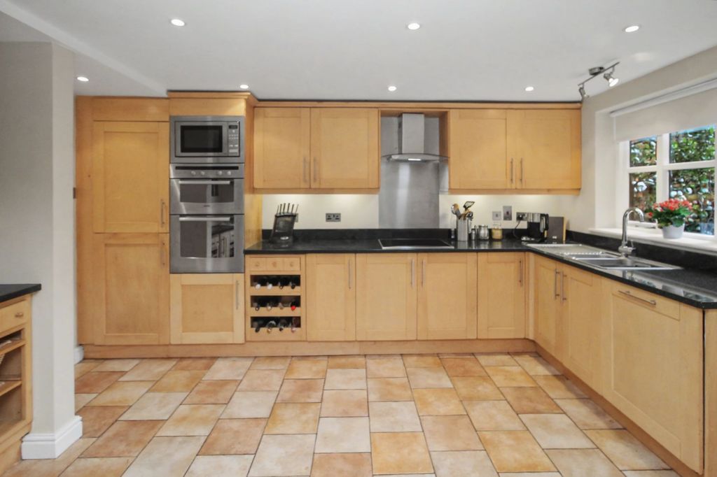Property photo 3 of 11