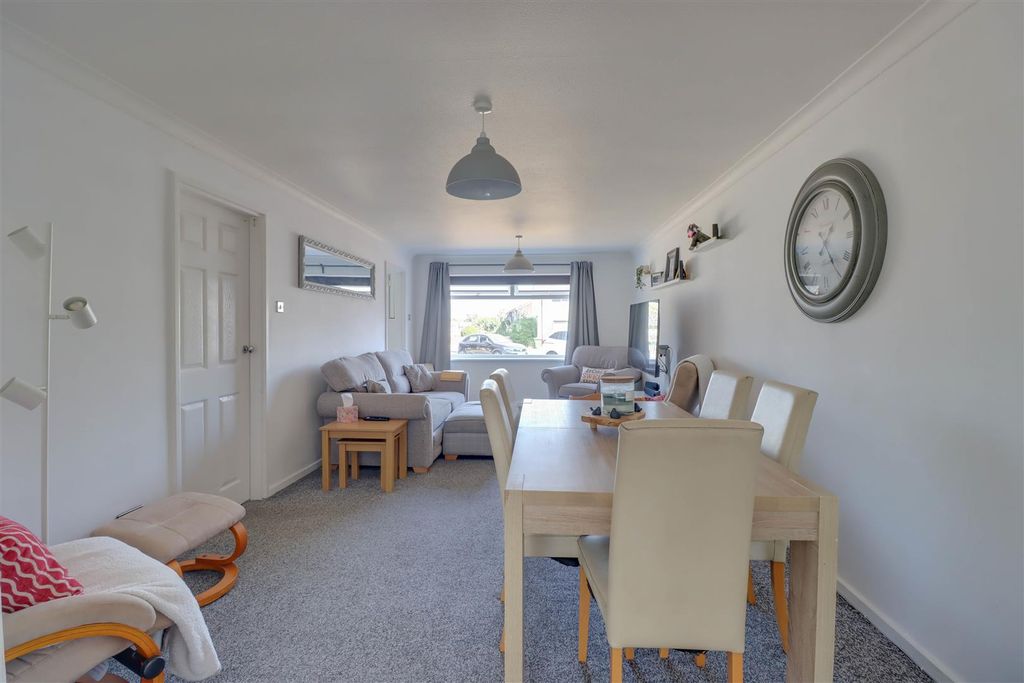 Property photo 1 of 21 97 Alderney Gardens-14.Jpg