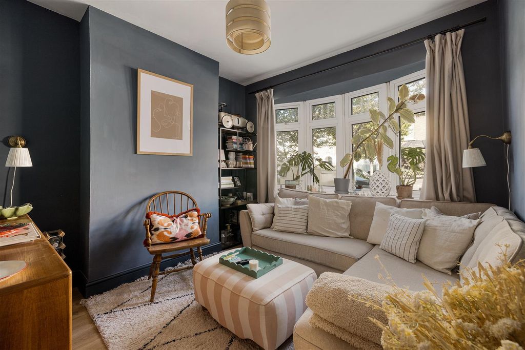 Property photo 2 of 34 Ramsay Road, E7