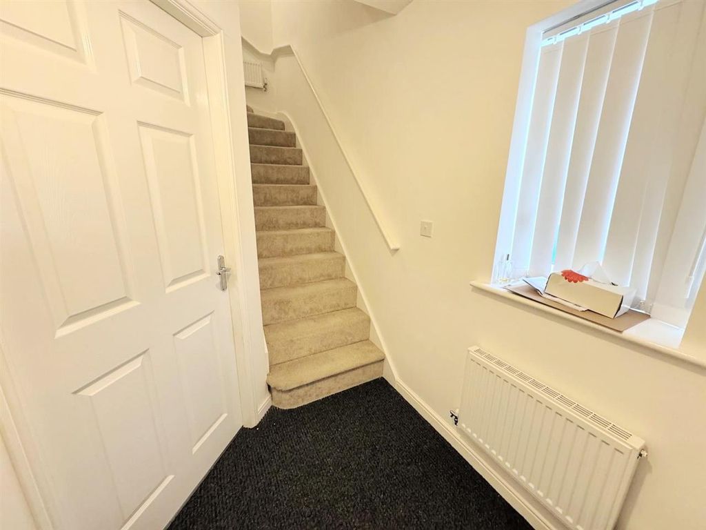 Property photo 2 of 14 Entrance Hall