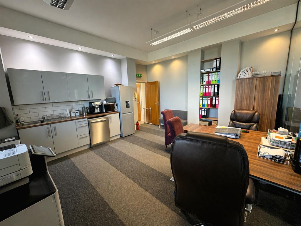 Property photo 3 of 5 Kitchenette/Office
