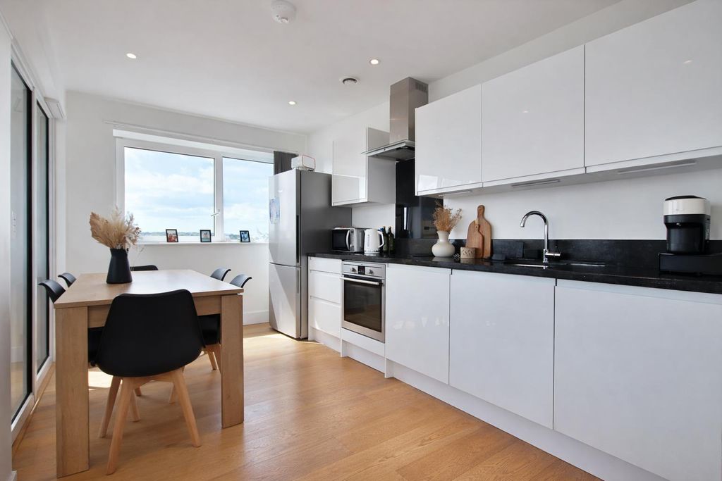 Property photo 3 of 10 1c9ce91c-9550-49A6-9B2B-7ba2A7248205.Png