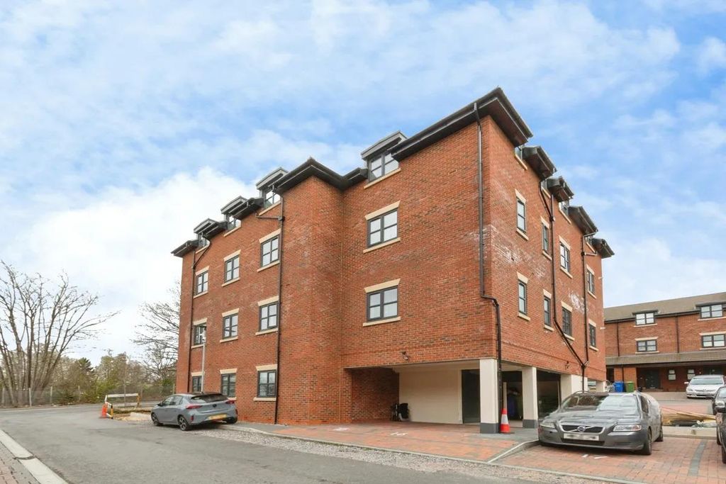Property photo 1 of 6 2 Bed Flat