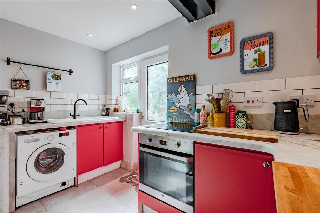 Property photo 3 of 9 Kitchen