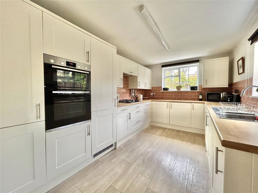 Property photo 2 of 21 Picture No. 14