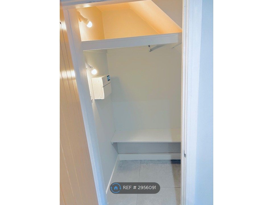 Property photo 2 of 4 Bedroom Built In Cupboard