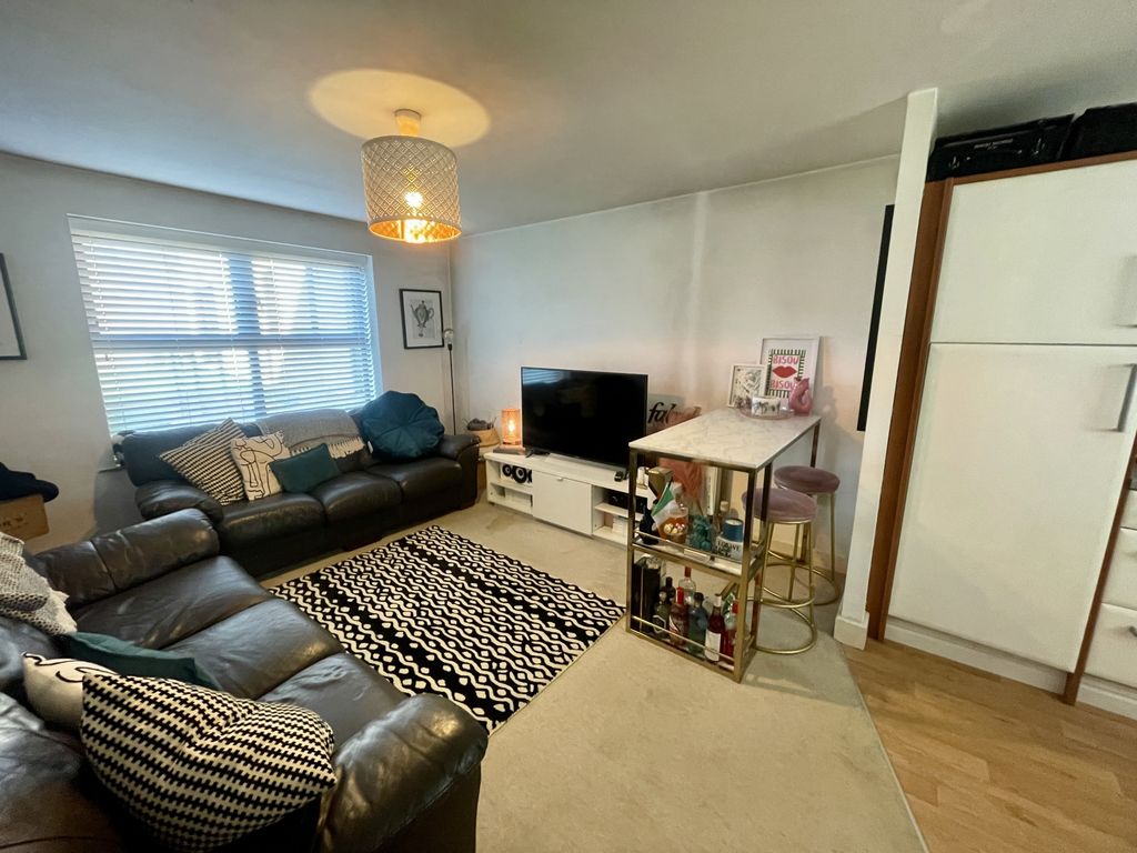 Property photo 3 of 11 Standside