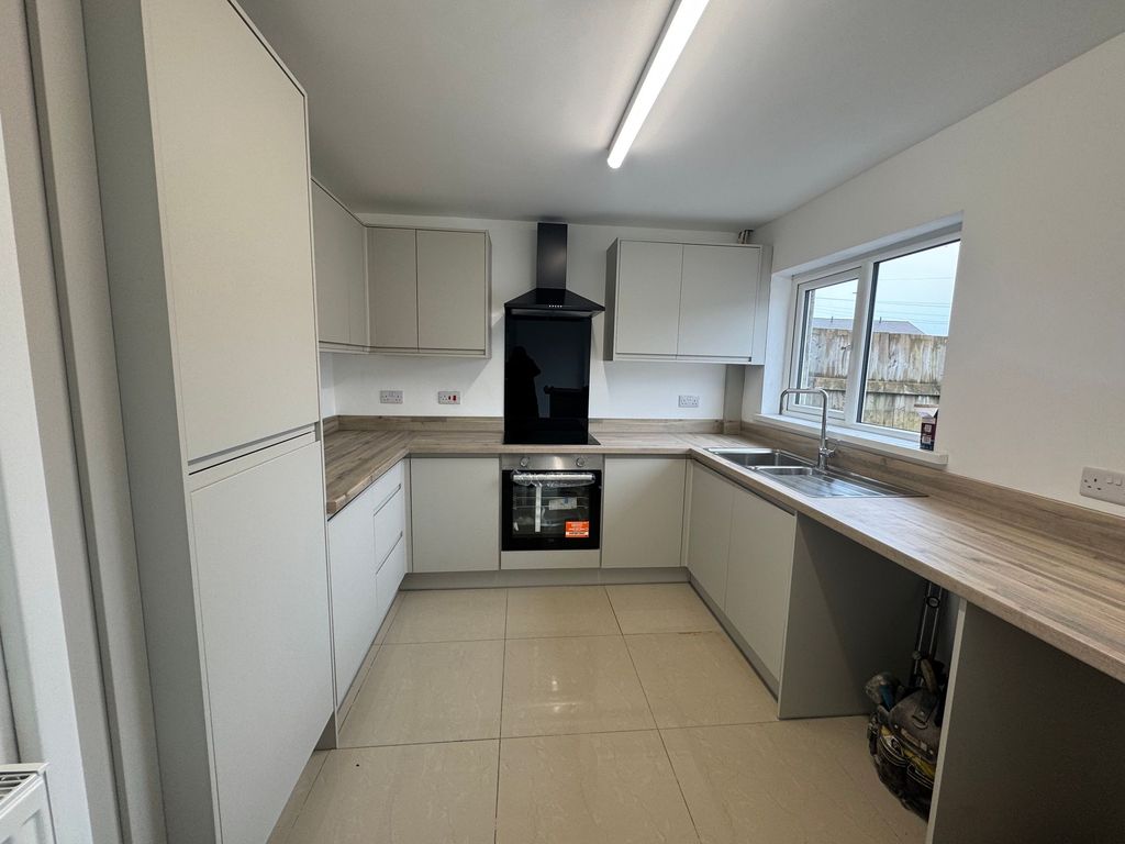 Property photo 2 of 8 Kitche.