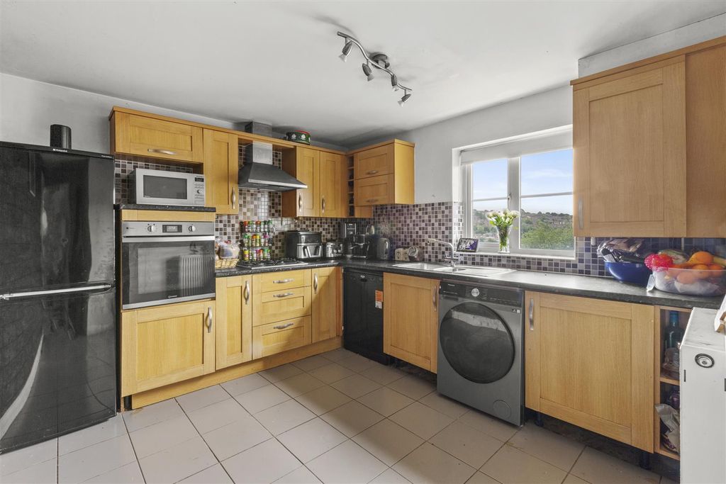 Property photo 2 of 9 Kitchen Breakfast Room