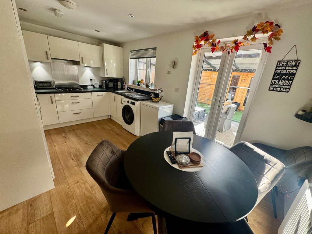 Property photo 3 of 21 Kitchen/Dining Area