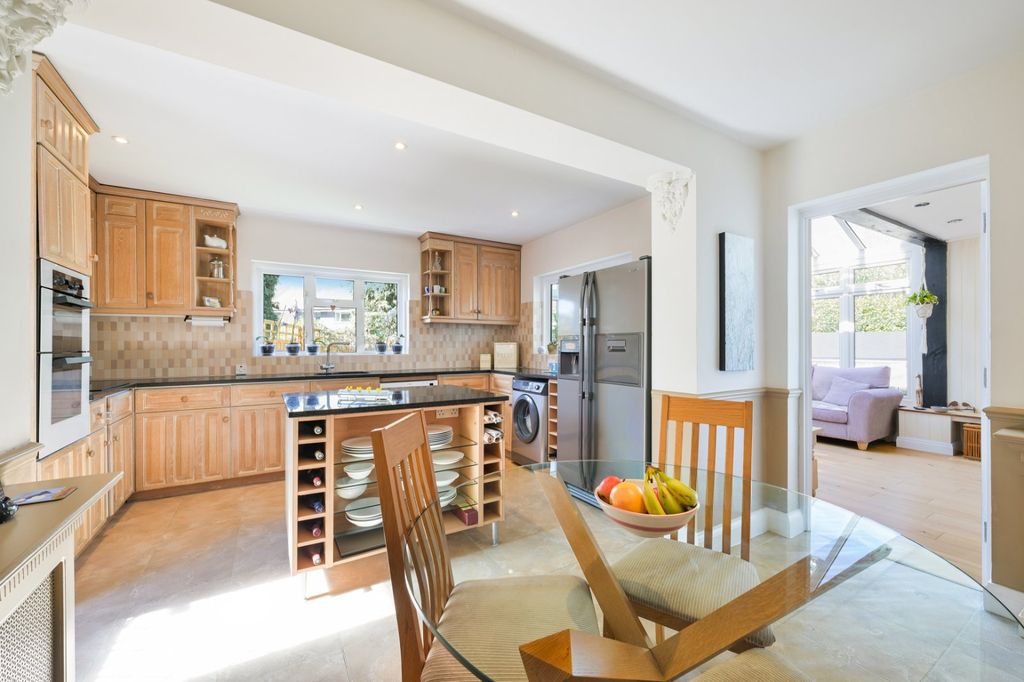 Property photo 2 of 23 Kitchen/Breakfast
