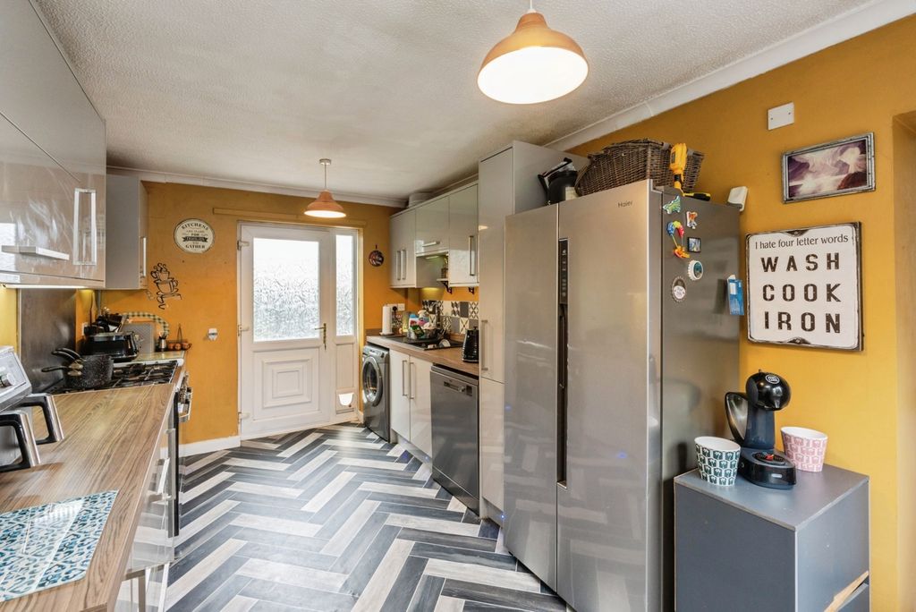 Property photo 3 of 17 Kitchen