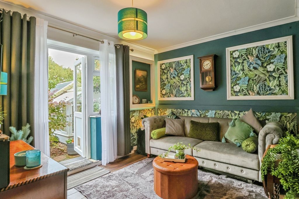 Property photo 3 of 17 Lounge