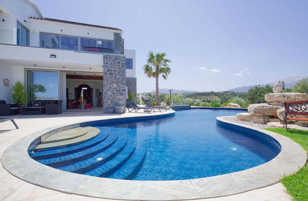 Property photo 2 of 18