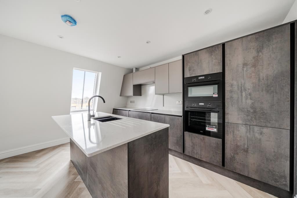 Property photo 3 of 17 Kitchen