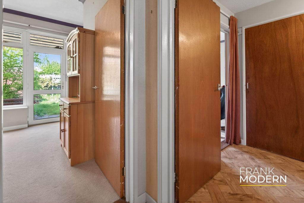 Property photo 2 of 39 Entrance Hall