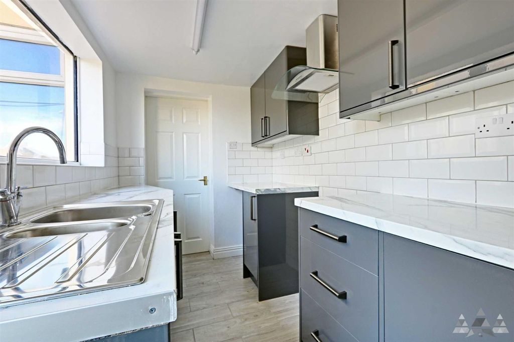 Property photo 2 of 9 Kitchen