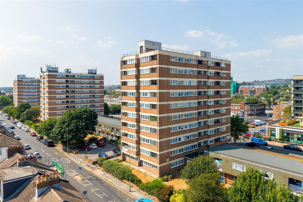 Property photo 1 of 21 Goldstone House, Clarendon Road-1.Jpg