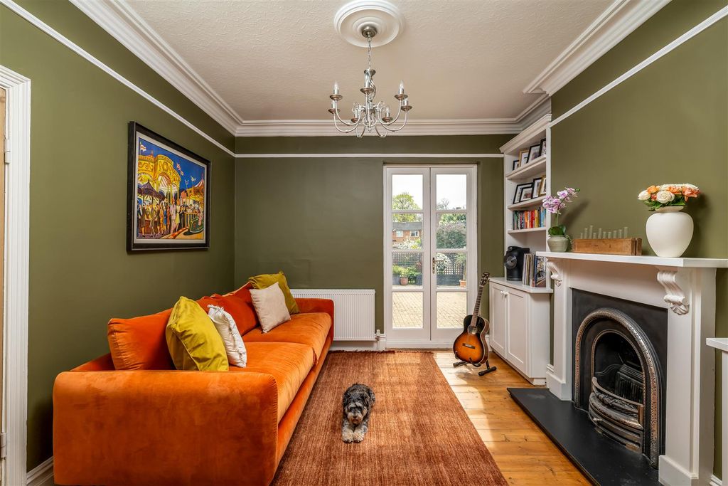 Property photo 3 of 29 260409 - 33 Waterloo Road, Bedford - 07.Jpg