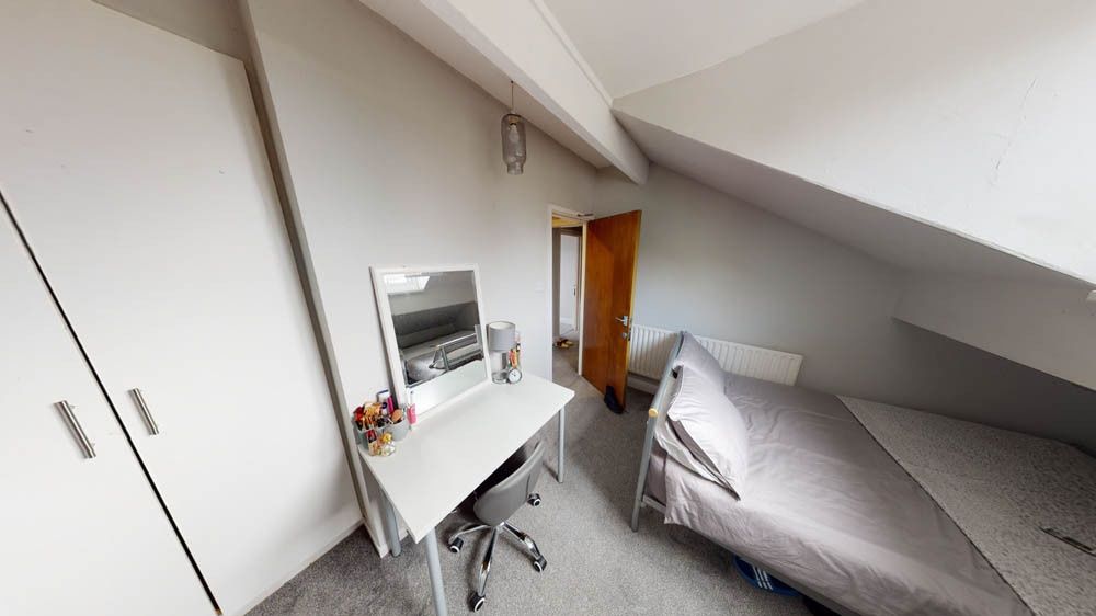 Property photo 3 of 21 A Bright And Tidy Single Bedroom Featuring A Bed, ...