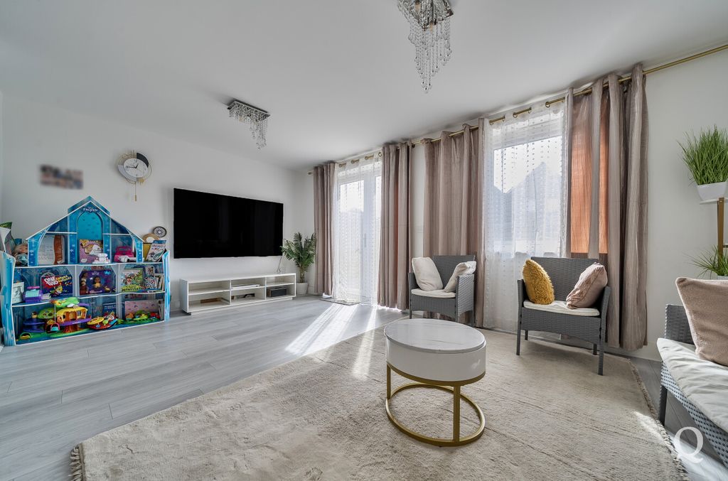 Property photo 2 of 24 E898F088-9953-40F...