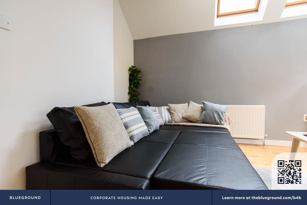 2 bed flat to rentSplott CF24 photo 5