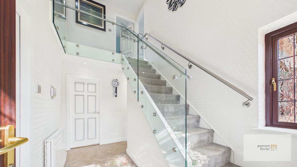 Property photo 2 of 18 Hallway