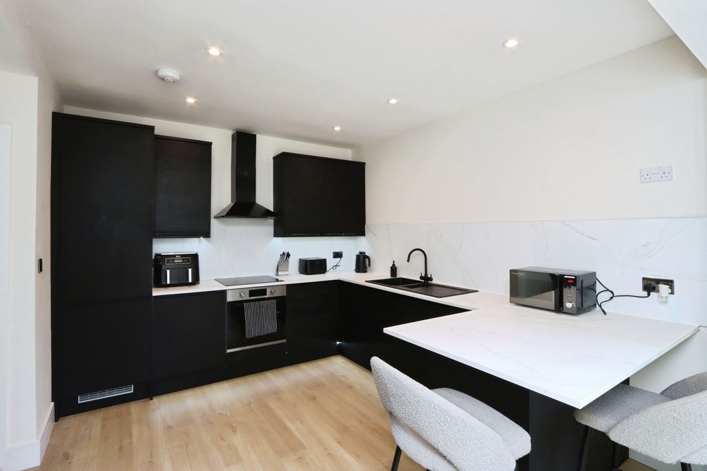 Property photo 2 of 20 Pbox-Img.Jpg