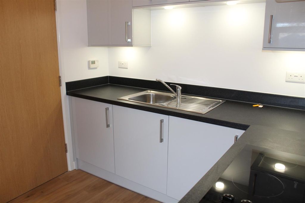 Property photo 3 of 6 Kitchen