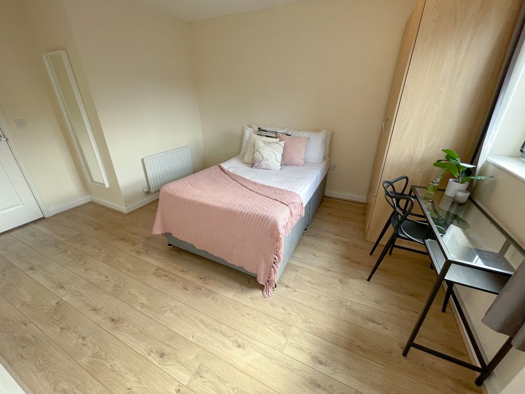 Property photo 3 of 9 19 Lennox(7)