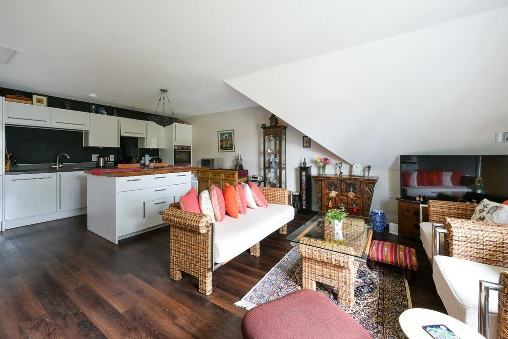 Property photo 3 of 14 Chaucer Court