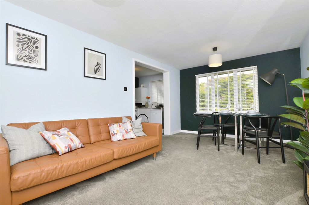 Property photo 2 of 11 Lounge