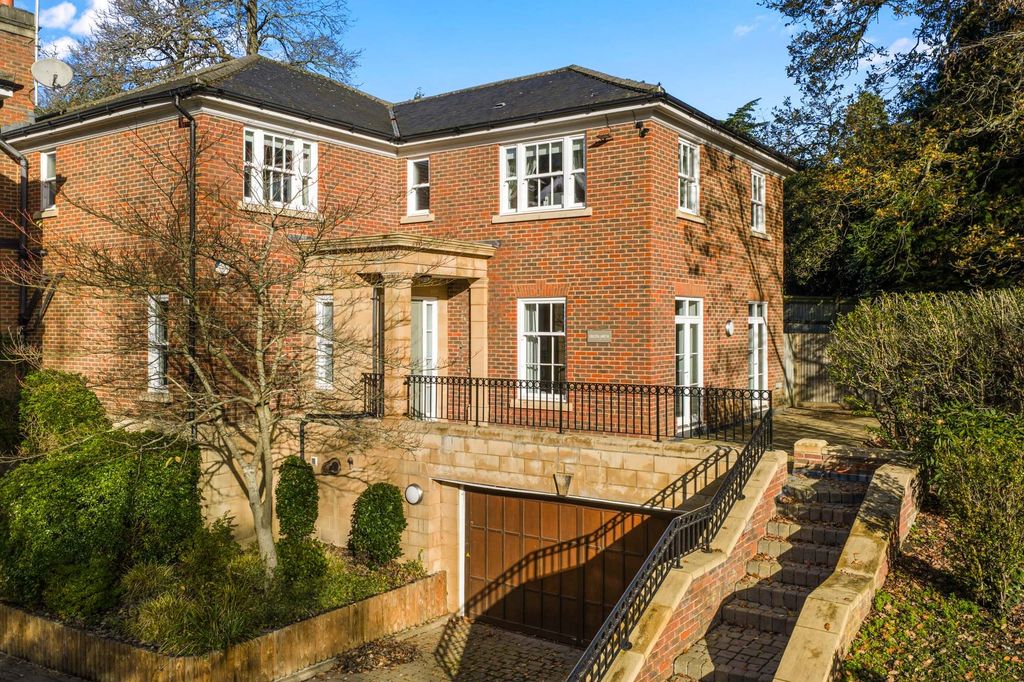 Property photo 2 of 28