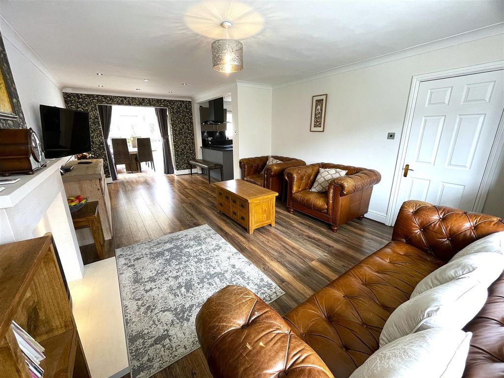 Property photo 3 of 32 Lounge